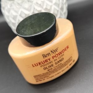 Ben Nye luxury powder
